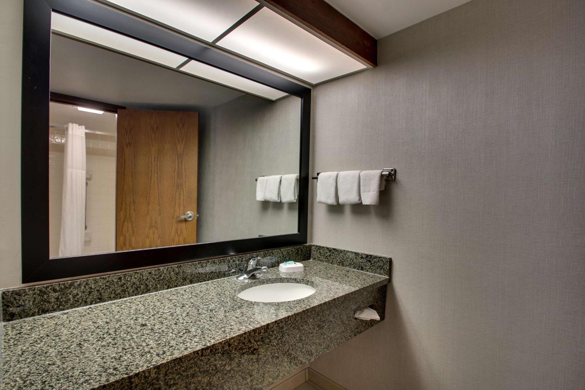 Drury Plaza Airport Hotel 3*